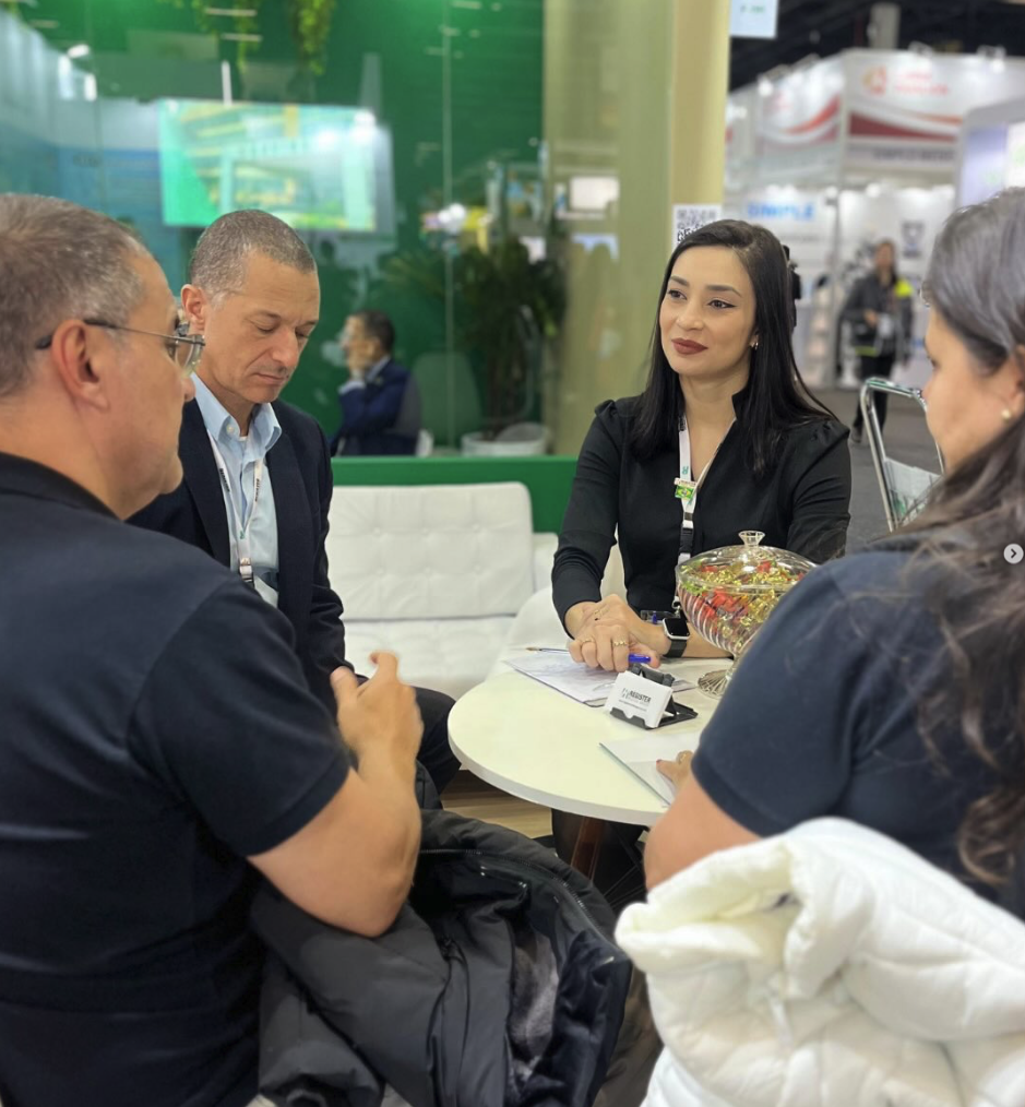 Equipe da Register Medical Group em reunião durante evento do setor de saúde